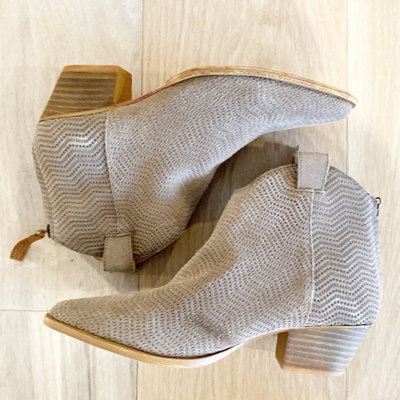 NWOB Dingo Kuster Taupe Suede Western Booties - Picture 4 of 15